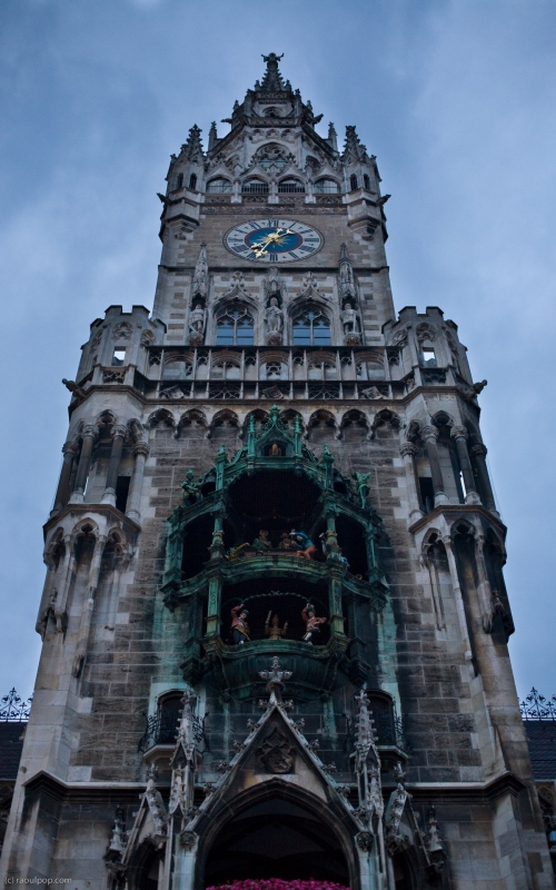 I'm using "new" in a relative sense here, since it's several centuries old. The fantastic city hall tower contains the famous Rathaus-Glockenspiel. We see it here from below, looking up toward the top.