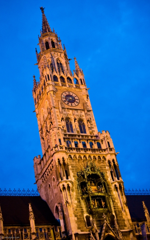 The city hall tower contains the famous Rathaus-Glockenspiel. We see it here lit up at night.