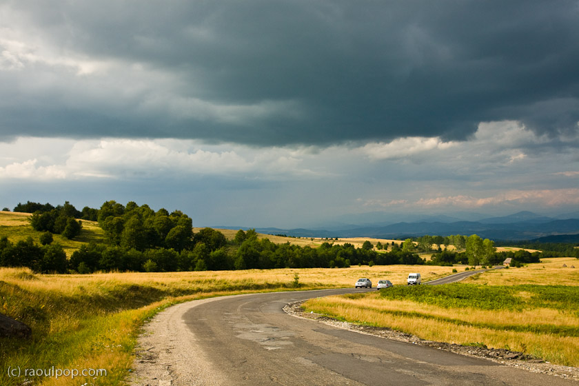 rainstorm-approaching-mountain-plateau-maramures-7