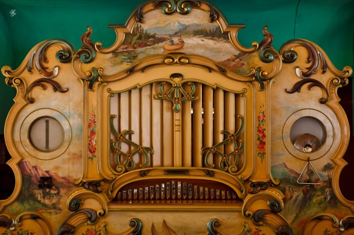 Organ player