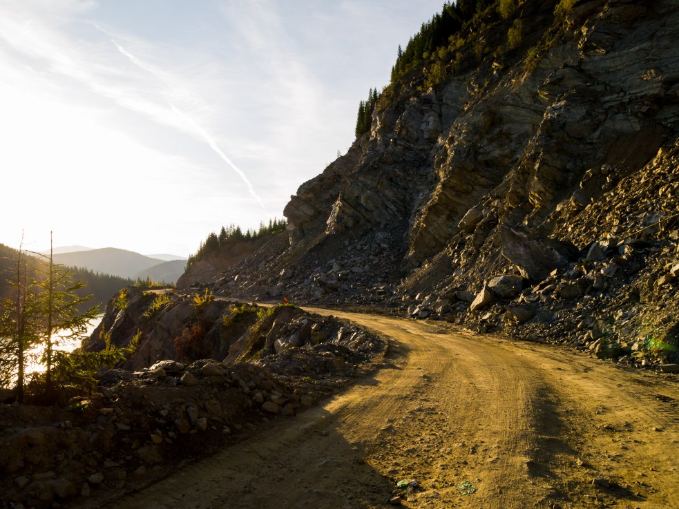 An unpaved portion of the Transalpina